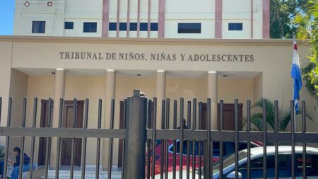 Dictan medida contra adolescente acusado de amenazar a Ramón Tolentino; deberá presentarse cada 15 días Dictan medida contra adolescente acusado de amenazar a Ramón Tolentino; deberá presentarse cada 15 días