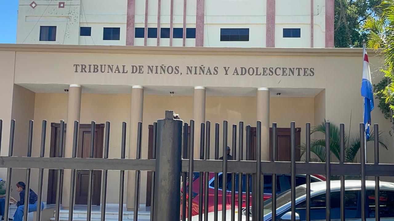 Dictan medida contra adolescente acusado de amenazar a Ramón Tolentino; deberá presentarse cada 15 días
