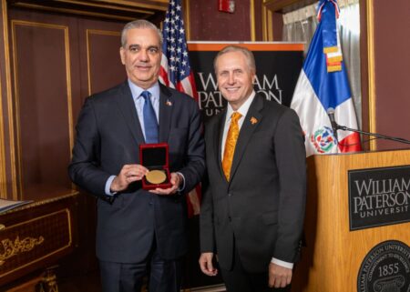 Abinader recibe la Medalla Presidencial de William Paterson University Abinader recibe la Medalla Presidencial de William Paterson University
