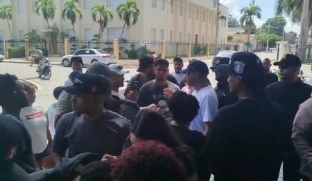 Santiago Matías "Alofoke" y Dominicanos Primero recolectan firmas en Dajabón Santiago Matías "Alofoke" y Dominicanos Primero recolectan firmas en Dajabón