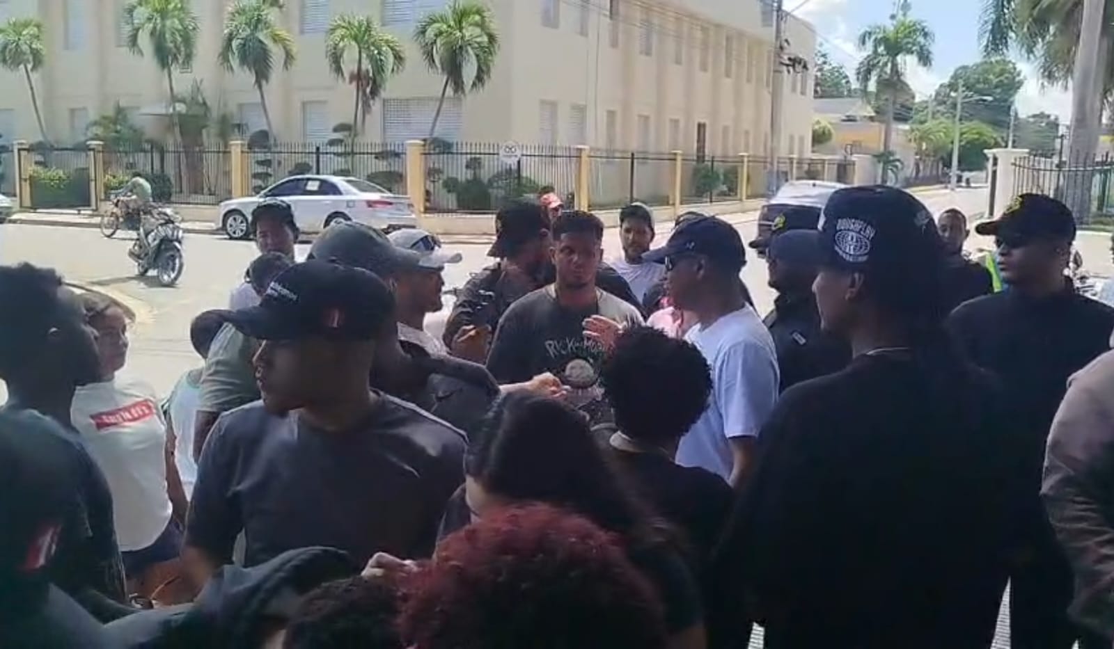Santiago Matías "Alofoke" y Dominicanos Primero recolectan firmas en Dajabón