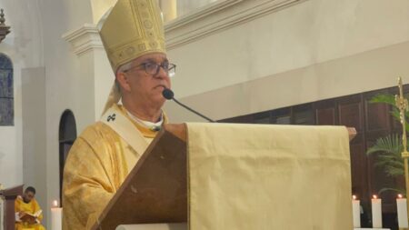 Arzobispo de Santiago llama a no normalizar la violencia y pide atacar sus causas tras muerte de esposa de Julián Oro Duro Arzobispo de Santiago llama a no normalizar la violencia y pide atacar sus causas tras muerte de esposa de Julián Oro Duro