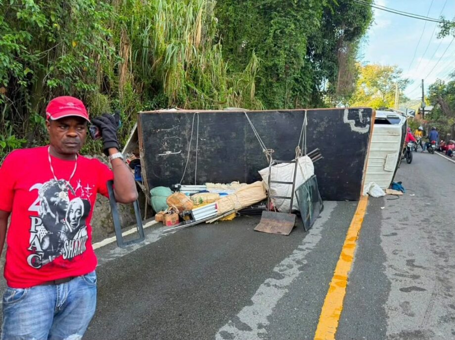 Conductor pierde el control de camión cargado de ropa y termina volcado en Pedregal, Jarabacoa Conductor pierde el control de camión cargado de ropa y termina volcado en Pedregal, Jarabacoa
