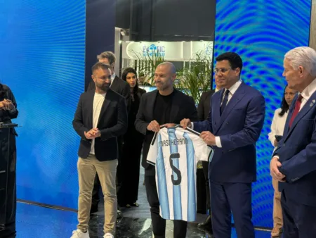 Javier Mascherano entrega camiseta a David Collado durante FIT 2026 Javier Mascherano entrega camiseta a David Collado durante FIT 2026