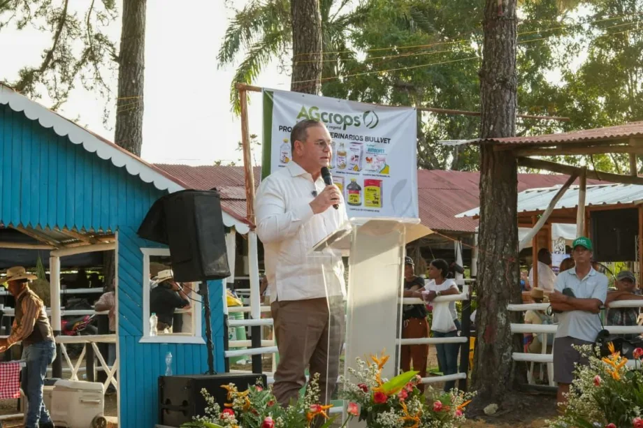 Ministro de Agricultura anuncia entrega de 20 mil pacas de alimento para enfrentar sequía en la ganadería del Norte