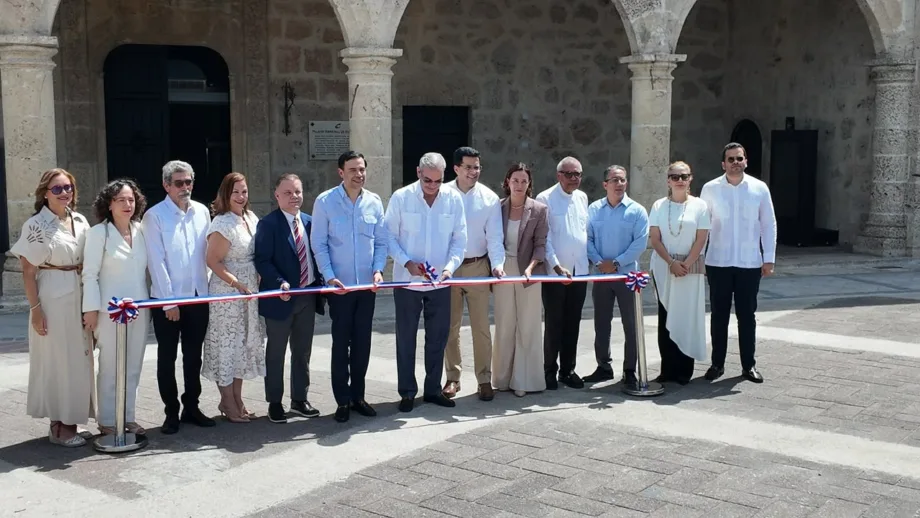 Abinader destaca crecimiento del turismo y llama a convertir el Alcázar de Colón en una escuela histórica