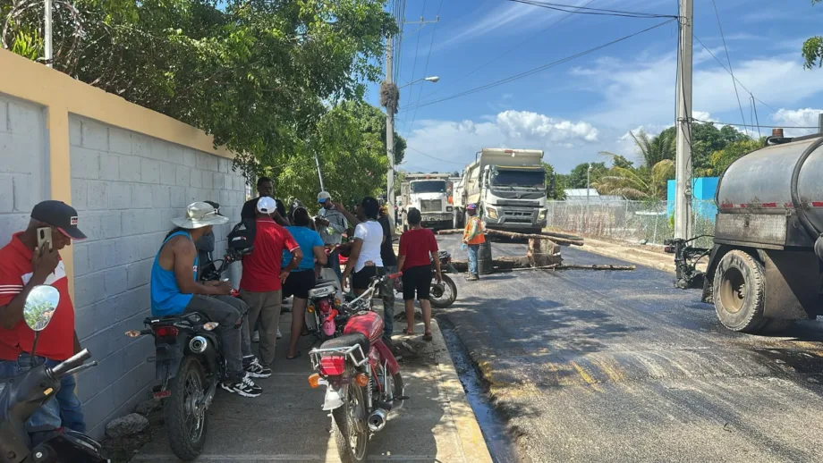 Protestan por colocación de asfalto sobre asfalto en La Vigía-Dajabón dejando de lado las calles que realmente lo necesitan