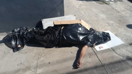Hombre de unos 70 años muere tras desplomarse en una calle del Ensanche Ozama Hombre de unos 70 años muere tras desplomarse en una calle del Ensanche Ozama