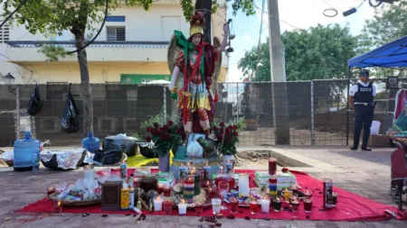 Devotos celebran el Día de San Miguel con fe y tradición en la Zona Colonial