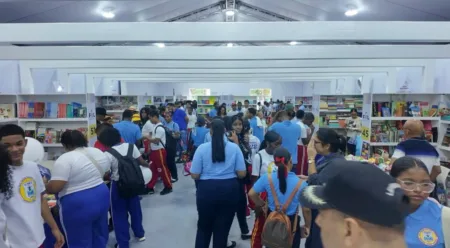 Vendedores y escritores destacan asistencia de jóvenes y movimiento comercial en la Feria del Libro