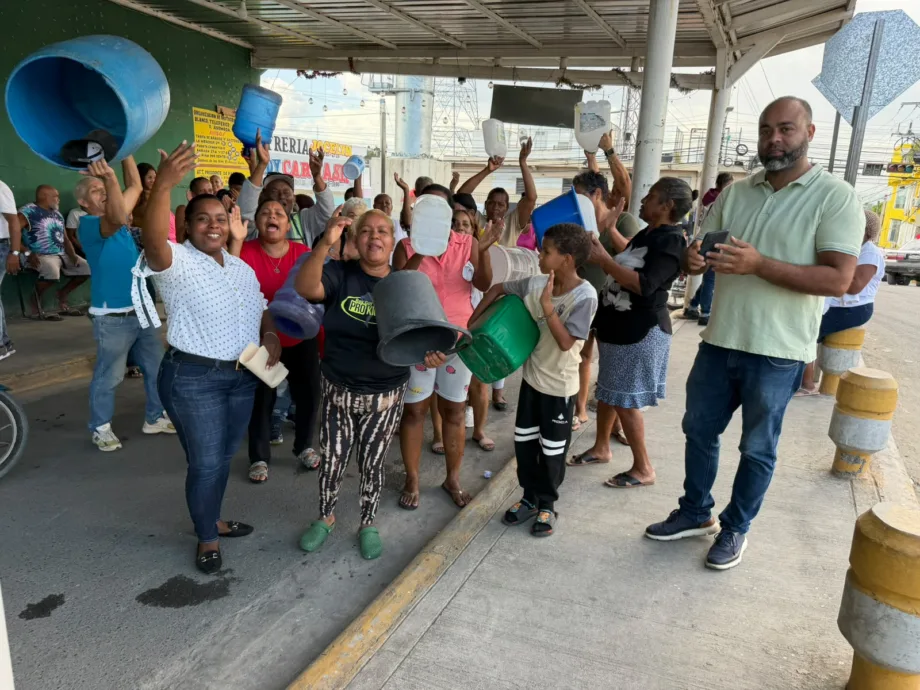 Residentes de Los Alcarrizos denuncian que dejan de comprar comida para adquirir agua potable