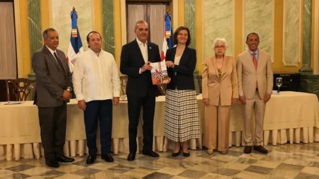 Abinader encabeza acto sobre integridad pública y recibe estudio de la OCDE