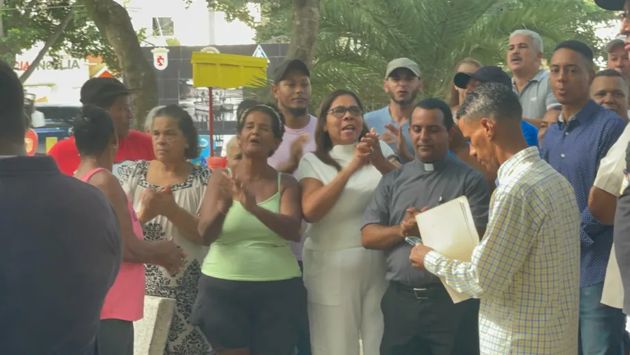 Comunitarios de La Otra Banda reclaman agua, recogida de basura y reparación de calles