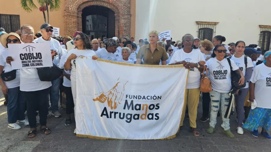 Adultos mayores marchan en la Zona Colonial y piden a Turismo crear centro integral de atención