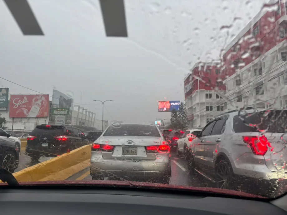 Fuertes tapones se registran en el Distrito Nacional debido lluvias de este miércoles Fuertes tapones se registran en el Distrito Nacional debido lluvias de este miércoles