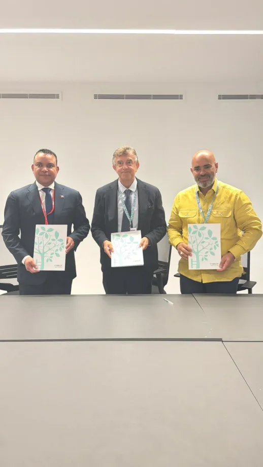 Julio Landrón anuncia convenio para llevar medicina robótica a hospitales públicos antes de 2027