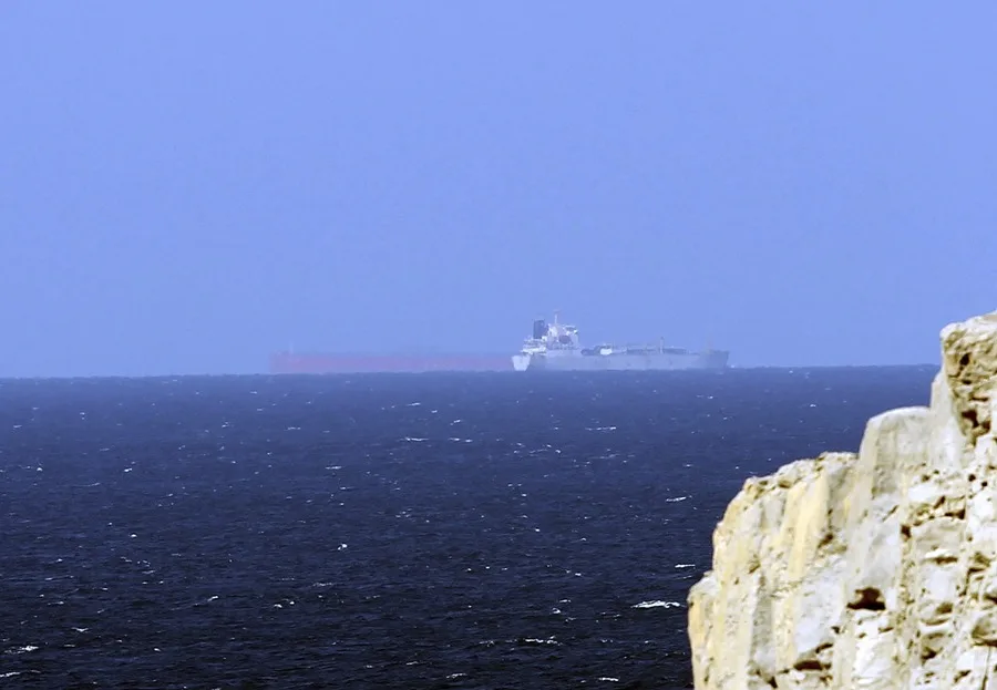 EEUU ataca tres petroleros iraníes tras un ataque contra buques de guerra estadounidenses