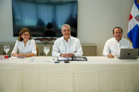 Abinader agota segundo día de trabajo en Santiago con reuniones con APROCOVICI, AMAPROSAN y Compromiso Santiago