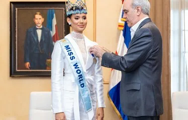 Abinader recibe a Joheirry Mola y le entrega Medalla al Mérito Civil