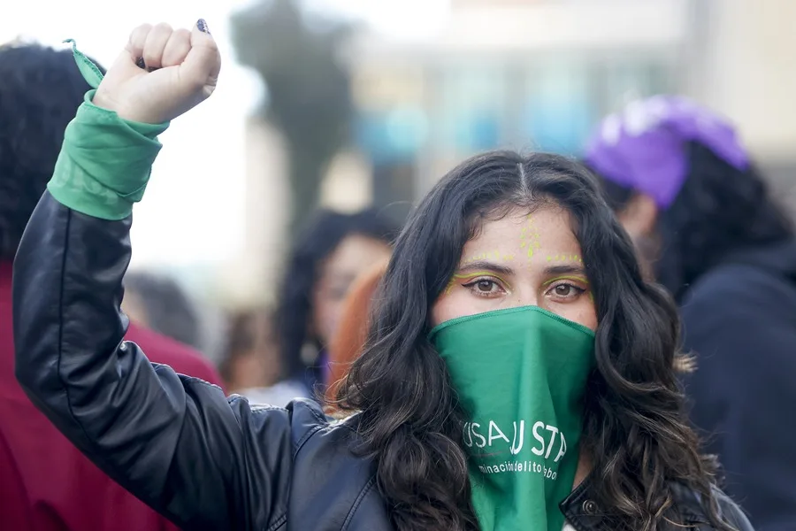 Cientos de mujeres marchan en Bogotá en defensa del aborto en Colombia