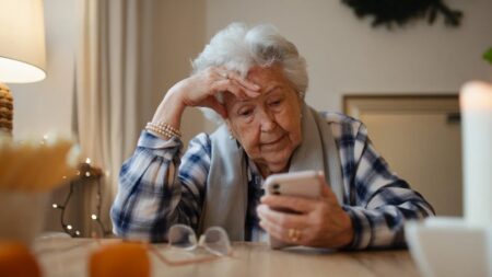 No solo niños y adolescentes, los adultos mayores también se han vuelto adictos al scrolling de videos cortos