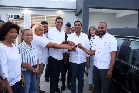 LMD entrega moderno carro fúnebre al distrito municipal de Canca la Reina