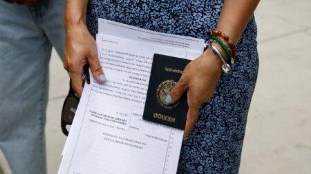 Las empresas que EE UU contrató para cobrar deudas a migrantes deportados no pueden operar en México: Sheinbaum