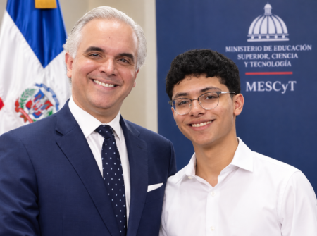 Estudiante mocano Pedro de Jesús Comprés recibe beca a la excelencia del MESCyT Estudiante mocano Pedro de Jesús Comprés recibe beca a la excelencia del MESCyT