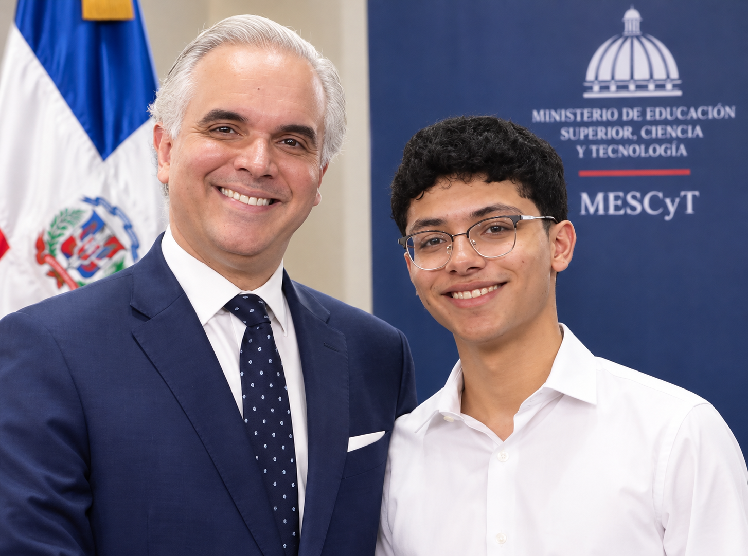 Estudiante mocano Pedro de Jesús Comprés recibe beca a la excelencia del MESCyT