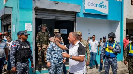 “Guanchy El Peregrino” lleva agua bendita a EDENORTE en protesta por las altas tarifas eléctricas “Guanchy El Peregrino” lleva agua bendita a EDENORTE en protesta por las altas tarifas eléctricas