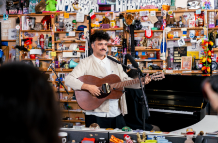 Alex Ferreira llega al Tiny Desk trazando un mapa sonoro de su trayectoria