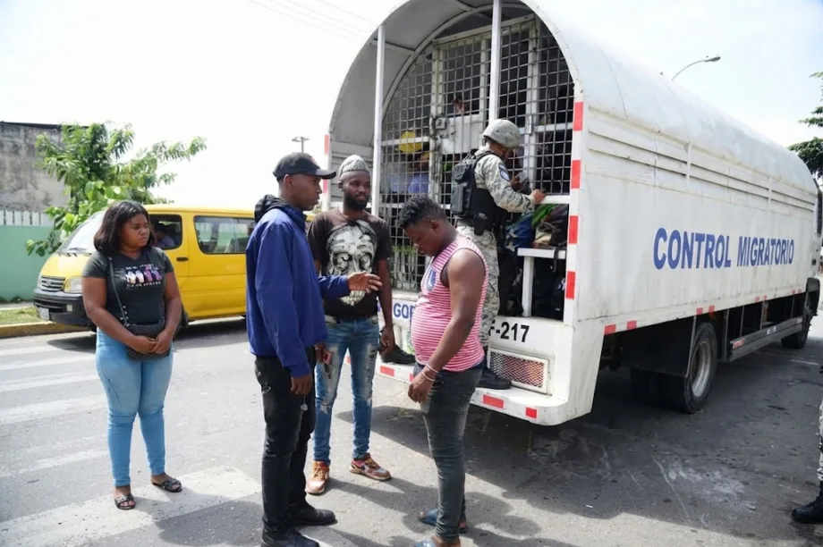 El negocio lucrativo del transporte clandestino de migrantes haitianos a la RD