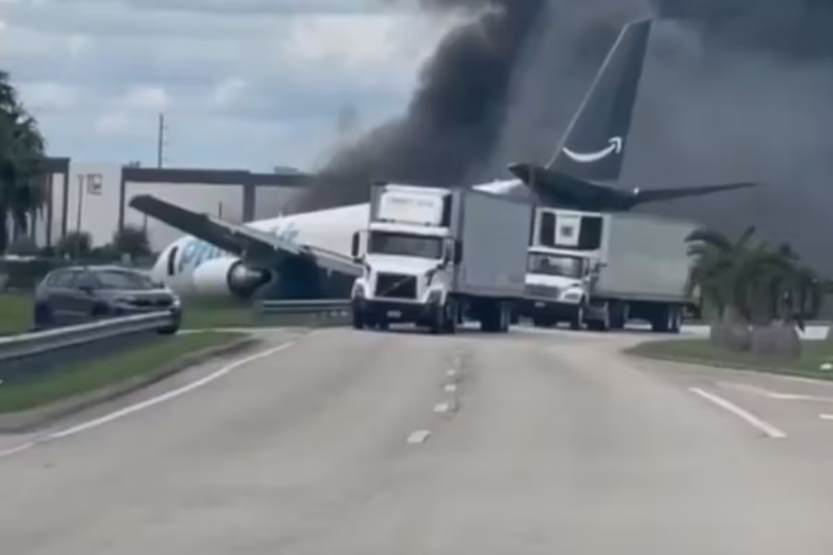 Un avión de carga de Amazon se despista en el Aeropuerto de Miami en EE.UU