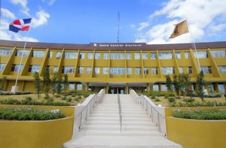 Militar resulta herido al desplomarse portón de la JCE en Santo Domingo