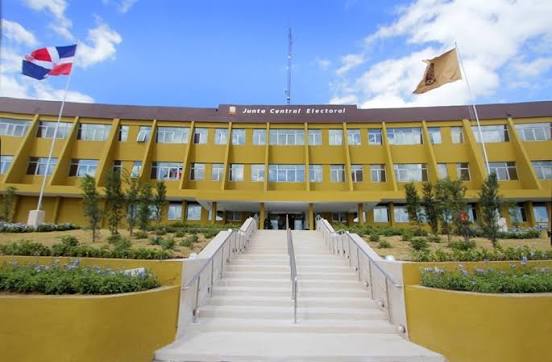 Militar resulta herido al desplomarse portón de la JCE en Santo Domingo