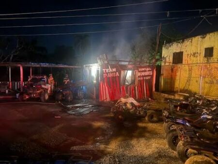 Incendio de madrugada causa daños en negocio de Four Wheels y Buggies en Jarabacoa Incendio de madrugada causa daños en negocio de Four Wheels y Buggies en Jarabacoa