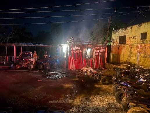 Incendio de madrugada causa daños en negocio de Four Wheels y Buggies en Jarabacoa