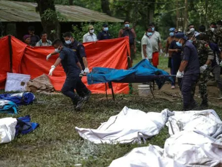 Nepal: al menos cuatro muertos y 12 desaparecidos tras alud en la base del pico Himlung Nepal: al menos cuatro muertos y 12 desaparecidos tras alud en la base del pico Himlung