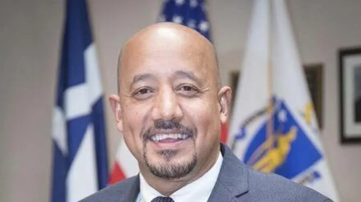 Alcalde de Lawrence Brian DePeña enfrenta 15 nuevos cargos estatales por grabaciones en el Ayuntamiento