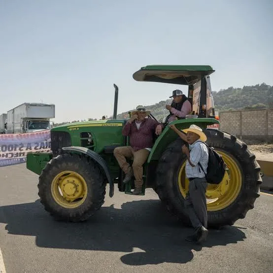 Tractores bloquean carretera en San Juan y provocan largas horas de congestionamiento