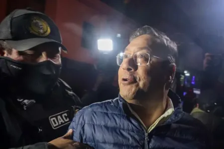 Un juez en Bolivia dicta que el expresidente Arce siga en prisión preventiva pese a su enfermedad