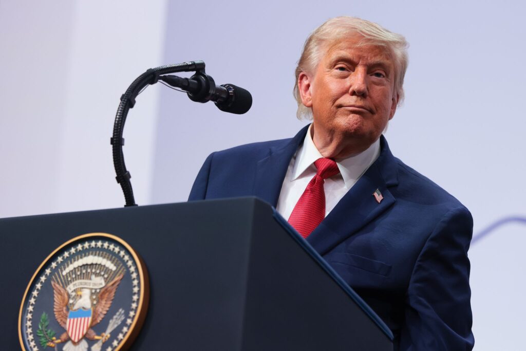 Trump dice que no intenta «forzar» a Irán a negociar e insta al pueblo iraní a sublevarse