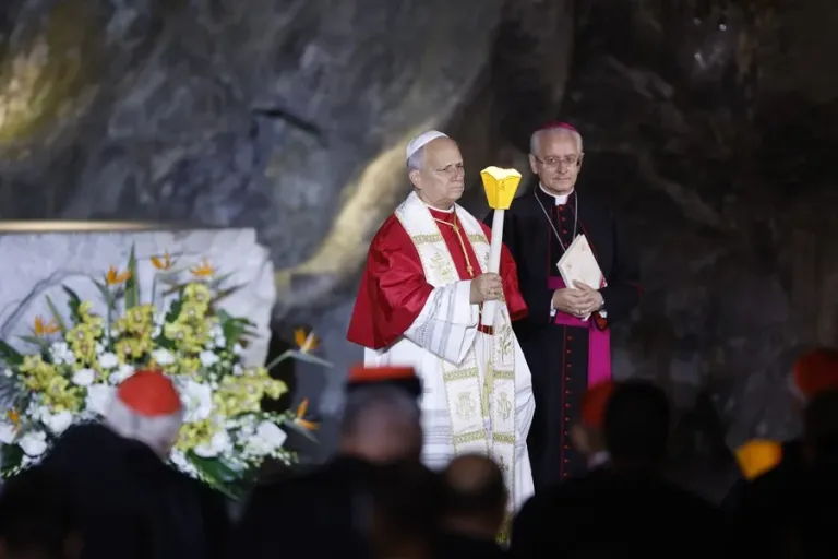El papa expresa a las víctimas de abusos francesas su compromiso "para que jamás se repita"