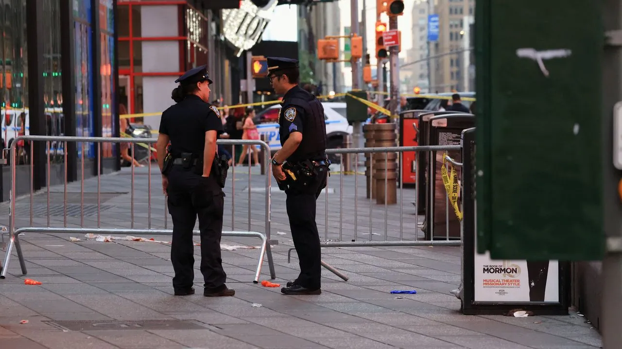 Policía de Nueva York hiere a tiros a mujer acusada de apuñalar a dos personas en Times Square