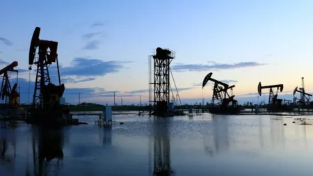 Petróleo de Texas baja 2,13 %, hasta 101 dólares, a la espera de avances en Oriente Medio
