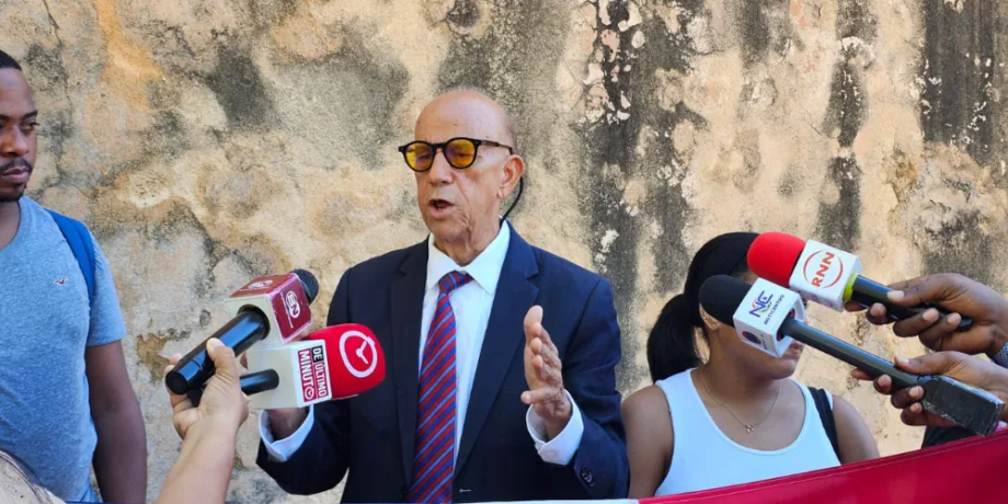 Luis De León llama a defender la soberanía dominicana