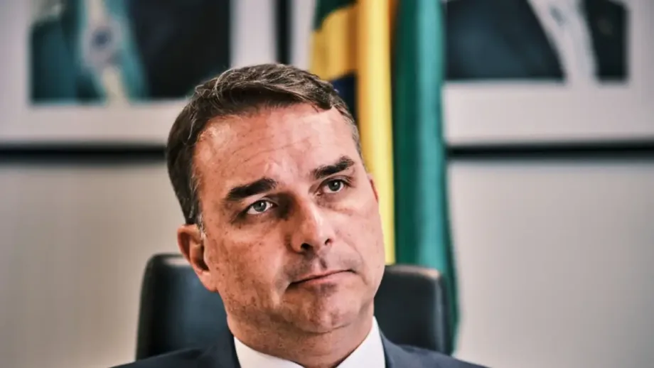 Brasil suena al ritmo de cacerolazos durante entrevista a Flávio Bolsonaro