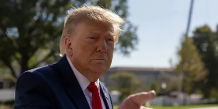 Trump pide voto anticipado en Florida y Michigan, donde los republicanos se juegan perder