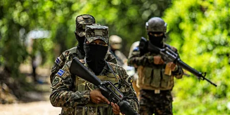Reportan enfrentamientos entre soldados salvadoreños y bandas durante operativo de rescate en Haití