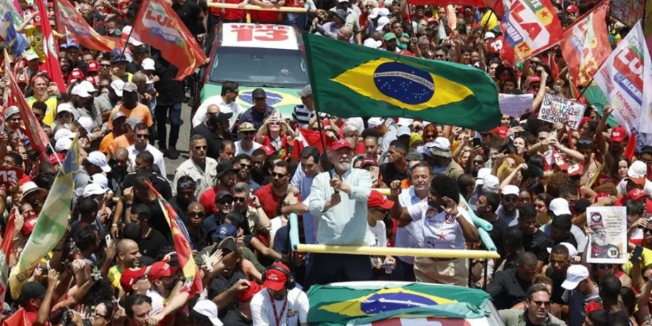 Lula reúne a miles en Río y se muestra convencido de su victoria en la segunda vuelta